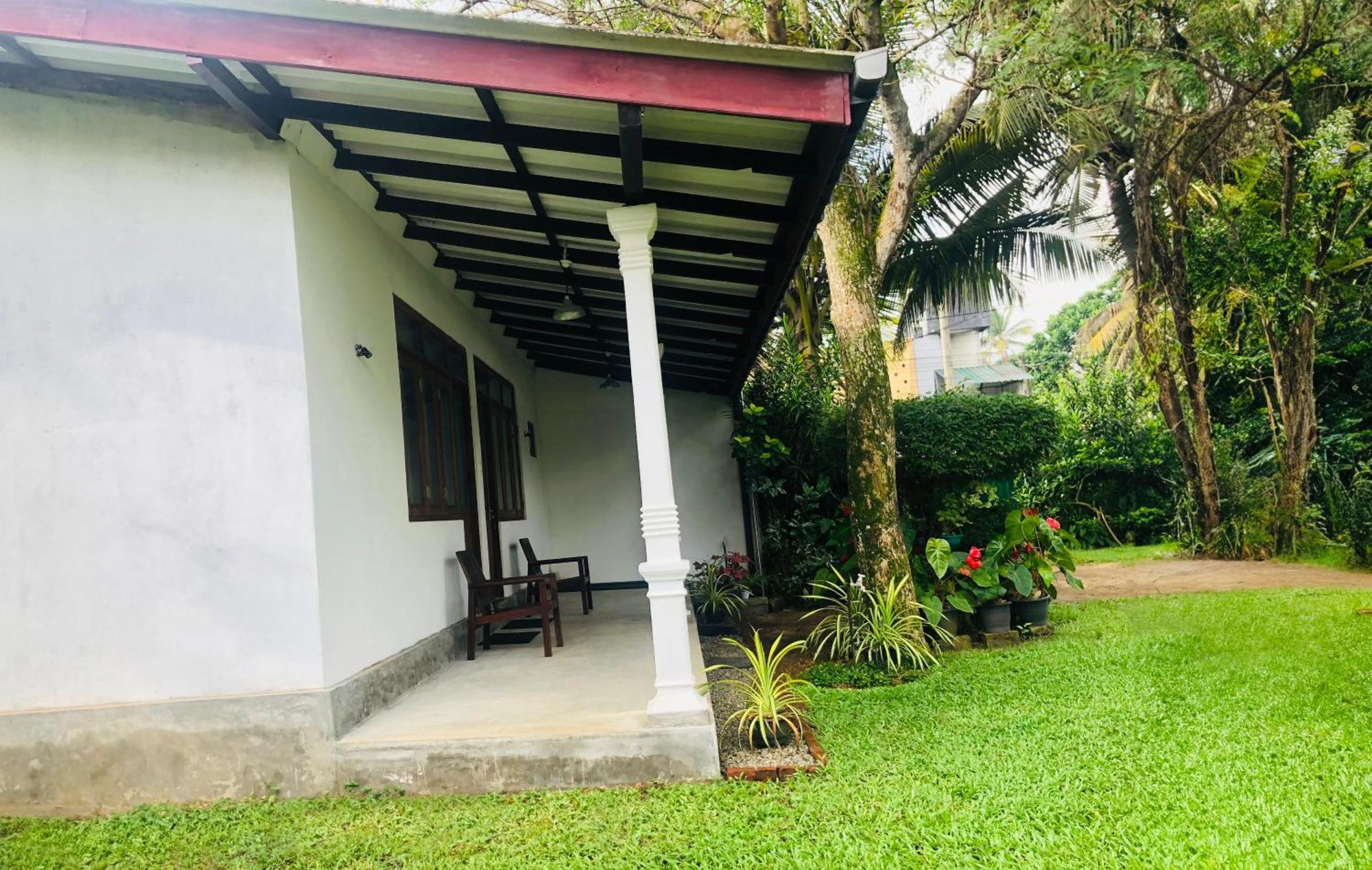 Waves Hotel Hikkaduwa Exterior photo